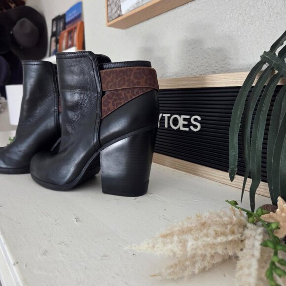 Kenneth Cole Reaction Black Booties w/Cheatah criss cross strap detail 8… - Picture 10 of 13